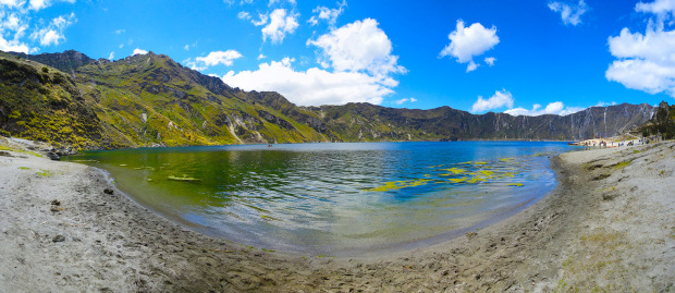 quilotoa-lago-laguna-lagoon-ecuador-panoramica-agua-turistas-arena-algas-montañas
