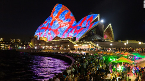 140526112617-vivid-sydney-2014-red-and-blue-horizontal-large-gallery