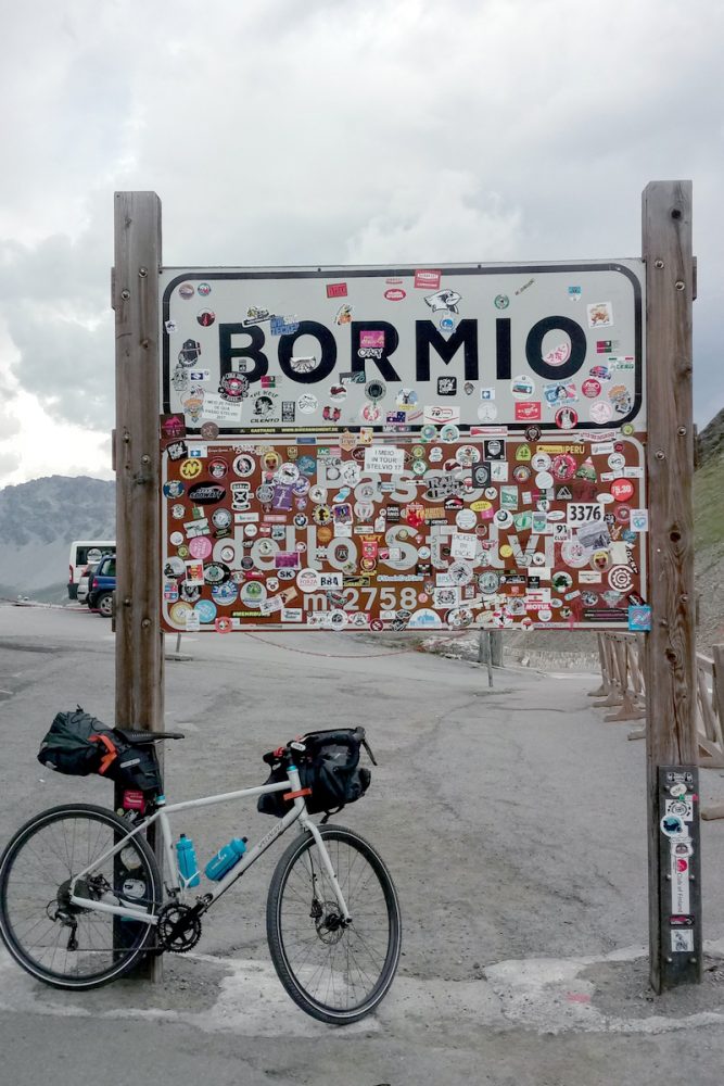 Alpes montanha paisagem bicicleta bicicleta Bormio Itália Alpes italianos estrada paisagem montanhosa Itália ciclismo ciclismo Itália