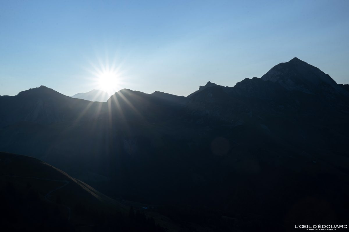 Nascer do sol atrÃ¡s do Monte Branco e do Monte Charvin Bornes-Aravis Alpes Haute-Savoie Paisagem montanhosa dos Alpes Franceses ao ar livre amanhecer