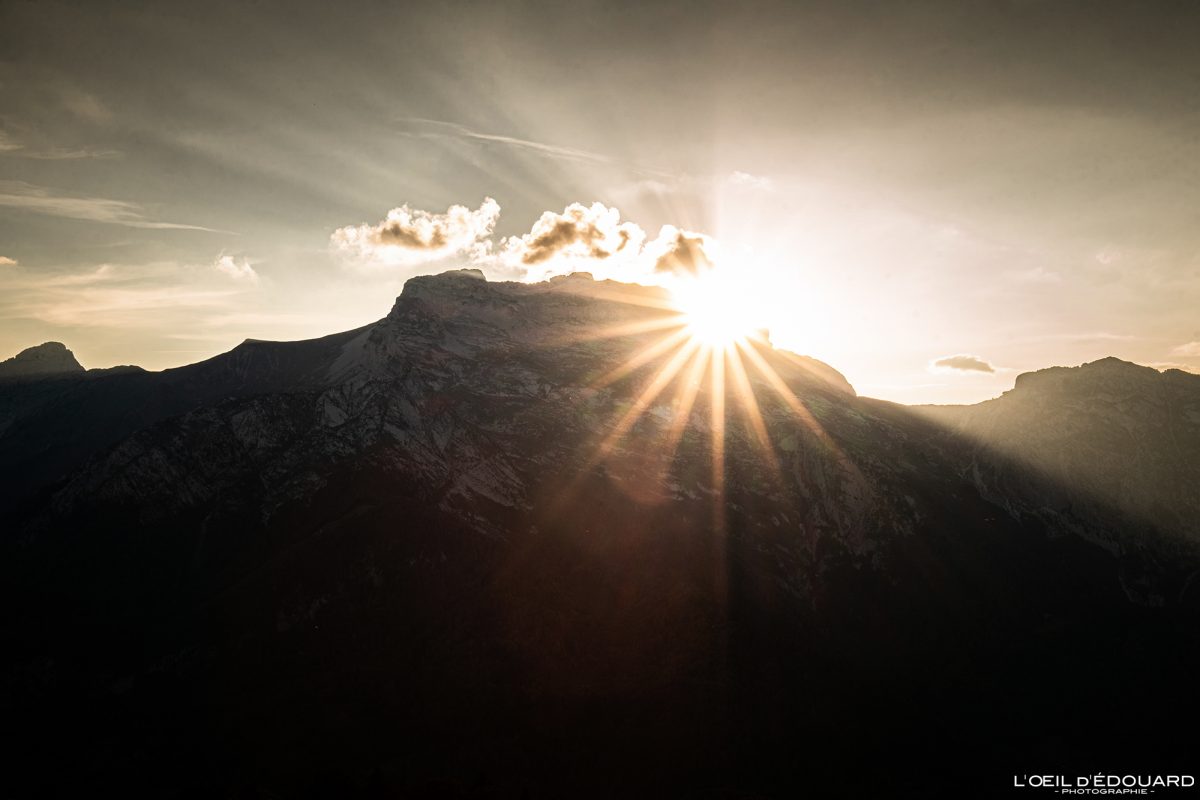 PÃ´r do sol atrÃ¡s de La Tournette Bornes-Aravis Alps Haute-Savoie paisagem montanhosa Alpes franceses paisagem montanhosa pÃ´r do sol sol ao ar livre