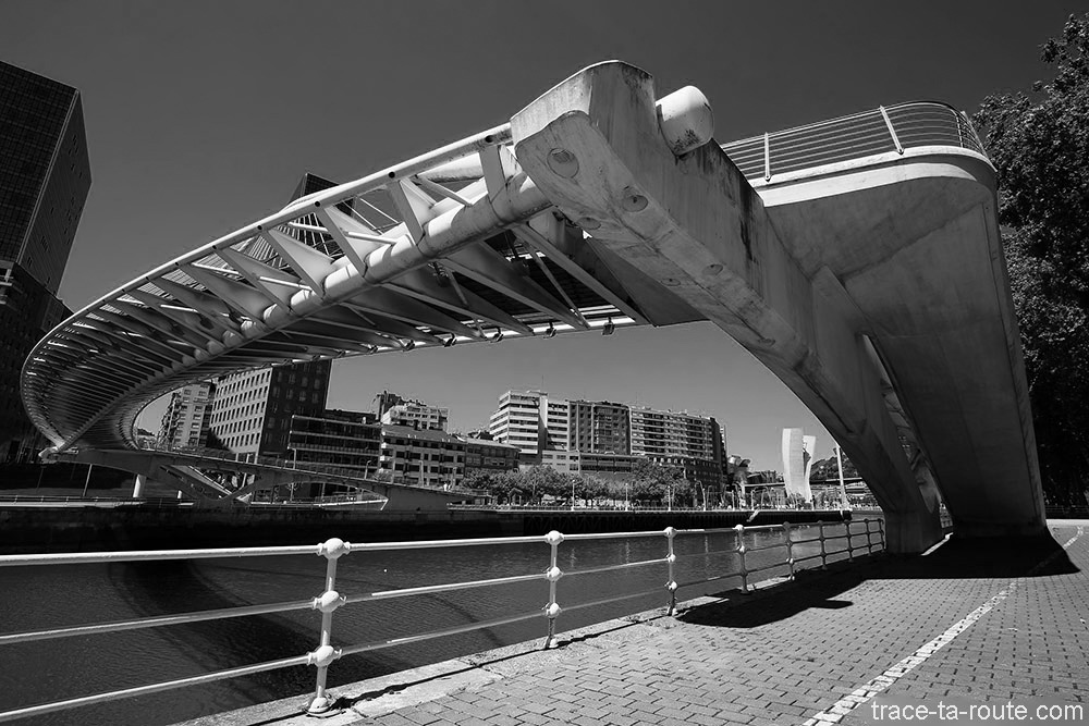 Ponte Zubizuri (Santiago Calatrava) sobre o rio Nervion em Bilbao
