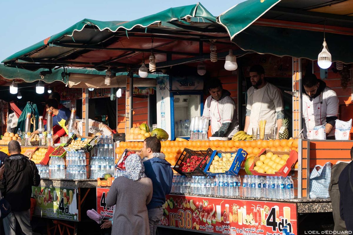 Barracas de sucos de frutas na praça Jemaâ El-Fna em Marrakesh, Marrocos