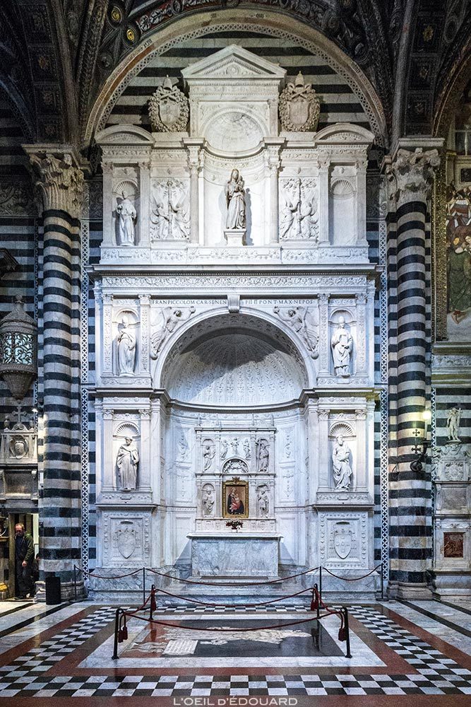 Catedral de Siena - interior Nova Catedral de Siena (Santa Maria Assunta): Altar Piccolomini (1485) Andrea Bregno com estátuas de Michelangelo Michelangelo