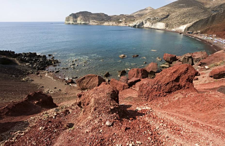 Praia Vermelha leva o nome do penhasco vermelho que emoldura o lugar