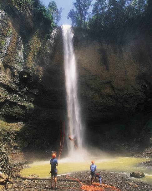 Pratique cachoeira na cachoeira do Saltão, a mais alta da região de Brotas (SP), com 75 m de altura.