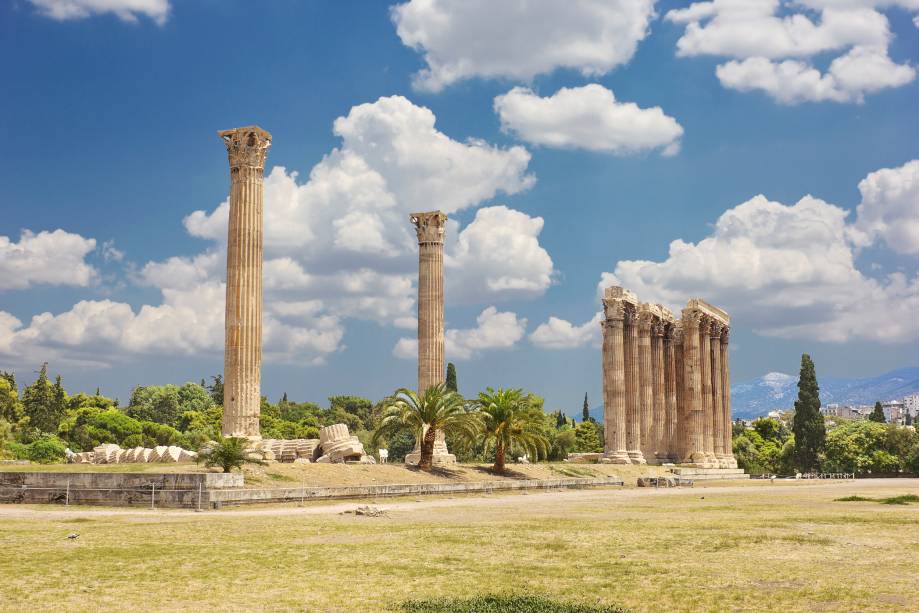 Uma das ruínas mais impressionantes de Atenas é o Templo de Zeus perto da Praça Syntagma.  As gigantescas colunas concluídas pelo imperador Adriano ainda precisam provar seu valor e dar uma ideia do tamanho do templo