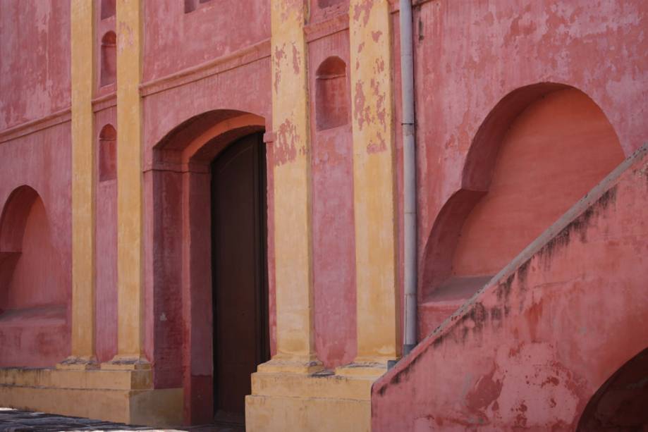 O edifício rosa do século 17 abriga o Mosteiro das Carmelitas Descalças.  No interior, o Museu de Arte Sacra Juan de Tejeda exibe imagens sacras