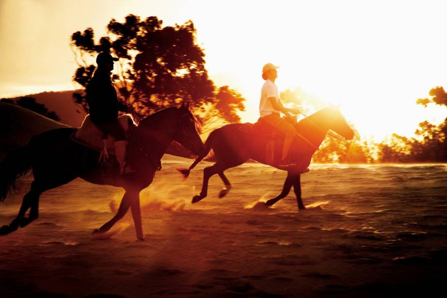 Hóspedes a cavalo no Costão do Santinho Resort & Spa na Praia do Santinho