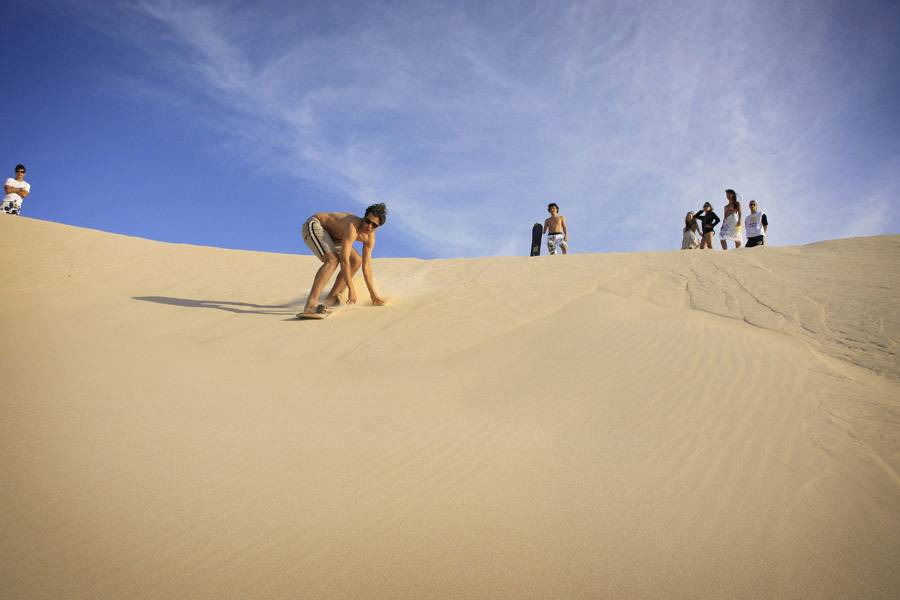 A Praia do Santinho em Floripa (SC) com sua areia branca e compacta, as dunas ao fundo e o mar de ondas fortes é um lugar ideal para caminhadas e sandboard.