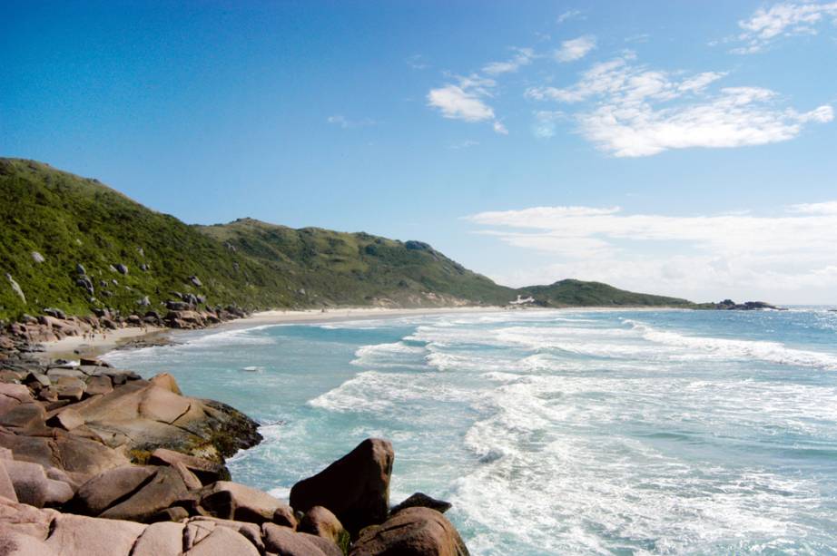 O isolamento da Praia da Galheta tornou-a um local popular para os naturistas, mas você não precisa se despir para visitar um dos quartos mais bem preservados de Florianópolis (SC).
