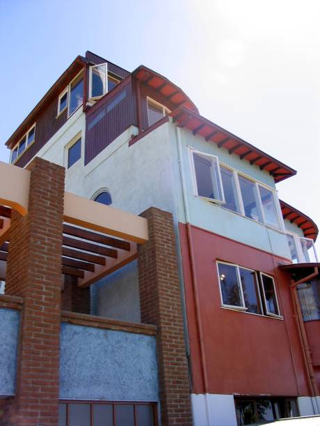 La Sebastiana, uma das casas onde morou o poeta Pablo Neruda, tem uma fachada tridimensional de cinco andares e grandes janelas com vista para a baía