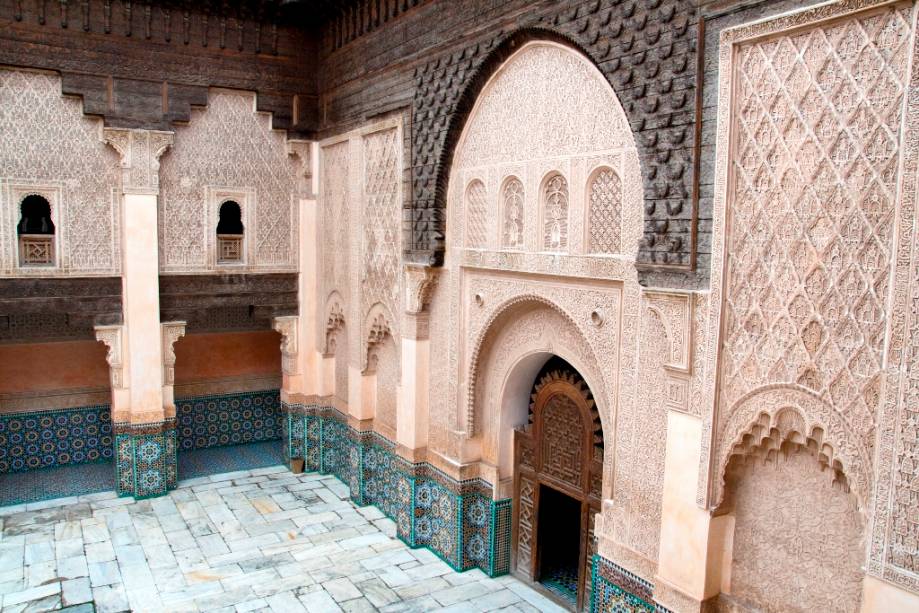 Faculdades seculares e teológicas sempre fizeram parte da paisagem urbana do mundo islâmico.  Também conhecidas como madrassas, seus prédios sempre receberam atenção especial na decoração e na estrutura, pois é Marrakesh, Ali Ben Youssef.
