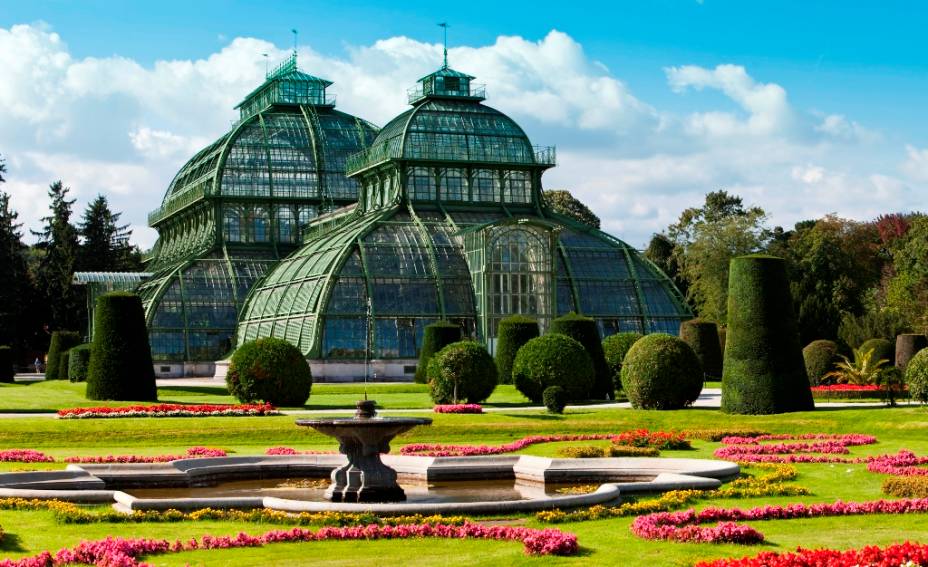 The Palm House é uma grande estufa nos jardins do Palácio de Schönbrunn, inaugurada no século XIX.  Desde então, eles preservaram muitas espécies botânicas de diferentes partes do mundo