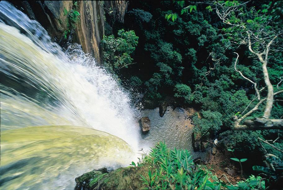 Cachoeira Véu de Noiva.  A melhor época para visitar o Parque Nacional da Chapada dos Guimarães é no verão para nadar com mais facilidade nas cachoeiras