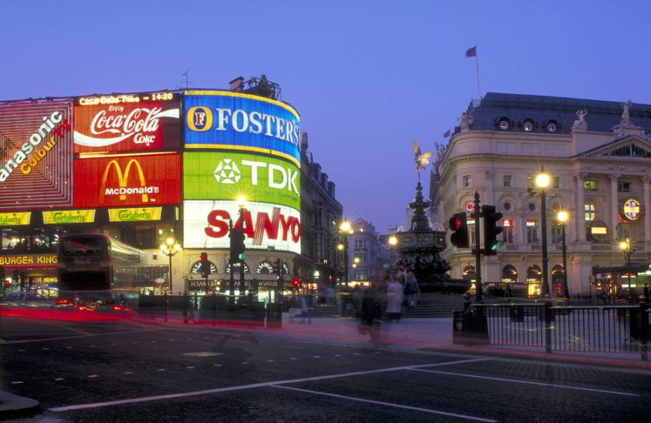 Piccadilly Circus Square e a Fonte Eros