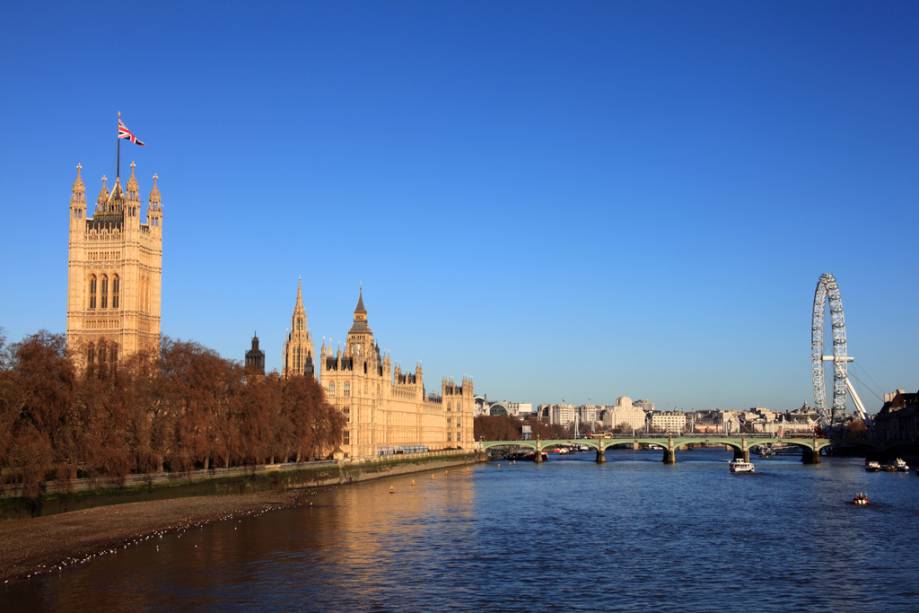 Vista do Tamisa com o Palácio de Westminster à esquerda e o London Eye à direita