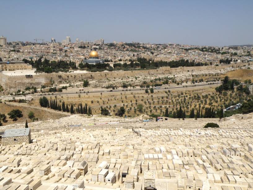 Vista geral da cidade velha de Jerusalém a partir do Monte das Oliveiras.  Destaca-se a Cúpula da Rocha, construída sobre as ruínas do Segundo Templo de Herodes.  Em primeiro plano, o vasto cemitério judeu
