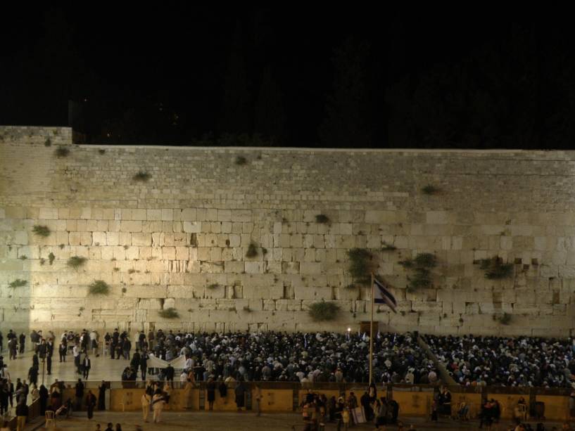 O Muro das Lamentações, também conhecido como Muro das Lamentações, é o único remanescente do Segundo Templo e o local mais sagrado para os judeus