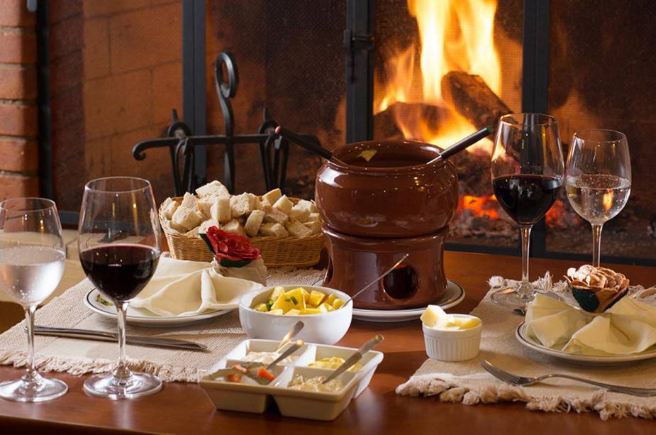 Mesa de fondue na Pousada Mirante da Colyna: prato de culto nos hotéis e restaurantes do bairro