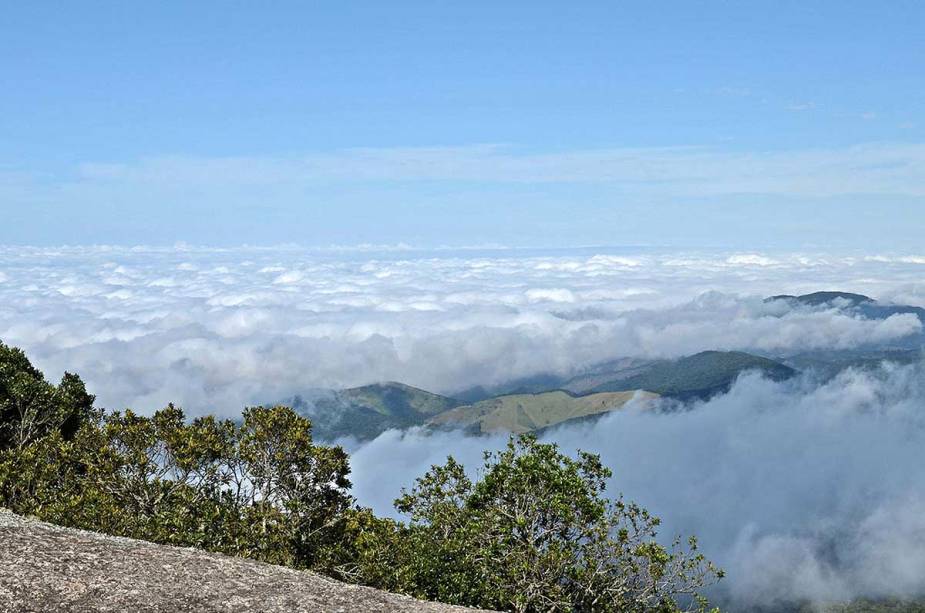 Vista do alto da Pedra Redonda, um dos cartões-postais da região, a 1.930 metros de altitude.