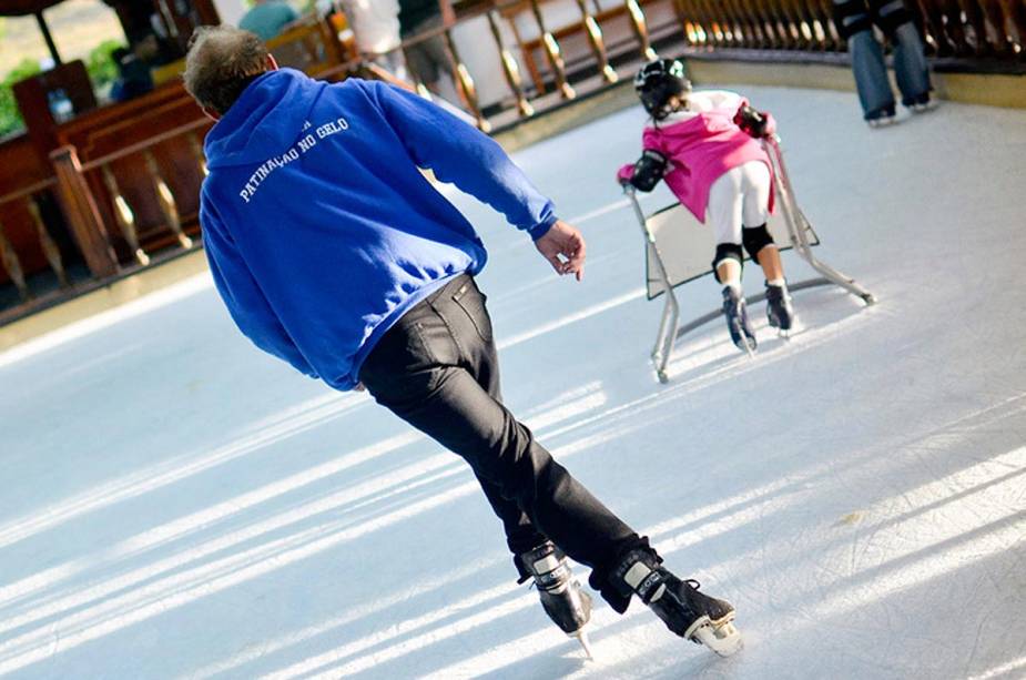 Não há neve em Monte Verde, mas uma pista de patinação no gelo entretém jovens e idosos