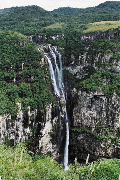 A Cachoeira do Tigre Preto é formada por três cachoeiras, a mais alta com 250m