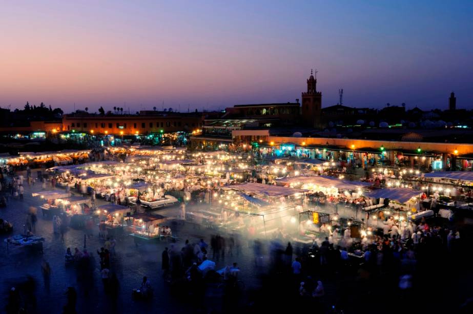 Jemaa el Fna é uma grande praça na medina de Marrakech.  Durante o dia, os transeuntes encontram acrobatas e encantadores de serpentes, mas ao cair da noite o local se enche de dezenas de barracas que vendem comida típica.  O incrível clima do local é considerado pela Unesco como patrimônio imaterial da humanidade.
