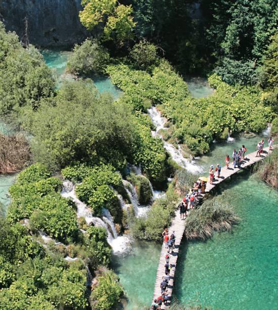 Passeie pelo Parque Plitvice, um dos pontos turísticos mais bonitos de toda a Croácia