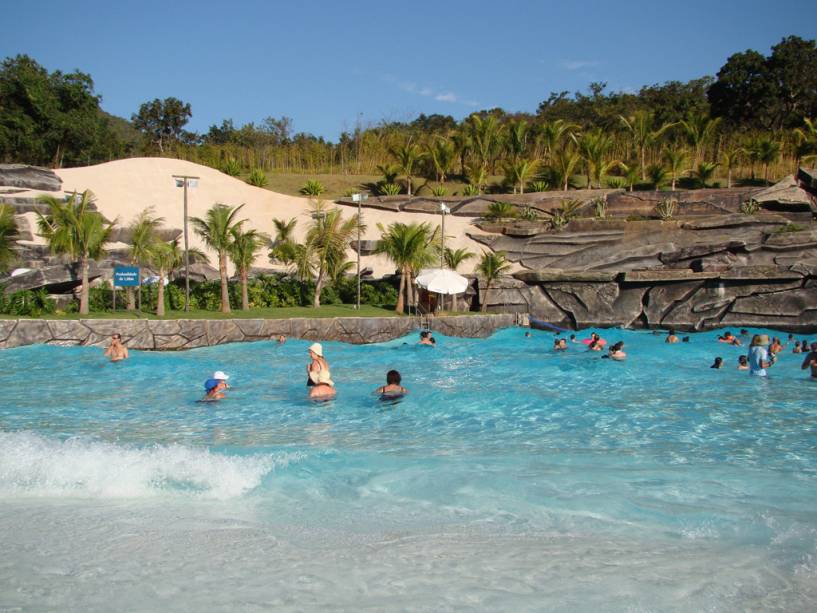 A principal atração do Rio Quente está centrada no complexo turístico do Hot Park do complexo turístico Rio Quente Resorts.  Na foto Praia do Cerrado com areia branca e água termal a 37 ° C.