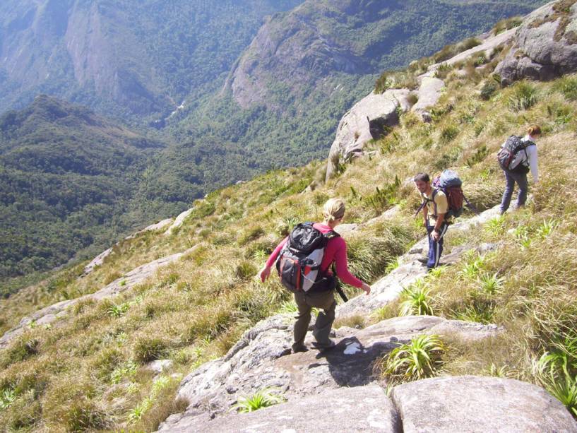 O Parque Nacional da Serra dos Órgãos abriga trilhas para caminhadas, piscinas naturais e picos