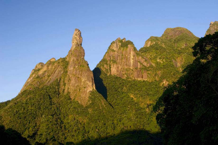 Pico Dedo de Deus no Parque Nacional da Serra dos Órgãos visto da rodovia BR-116