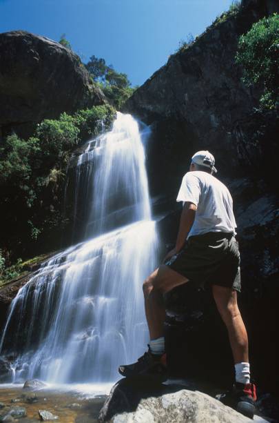 Cachoeira Véu de Noiva, formada pelo rio Bonfim, na Serra dos Órgãos