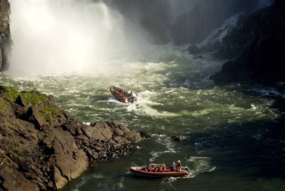 Durante o Macuco Safari Tour, o visitante avista as cachoeiras de dentro dos barcos e se aproxima da Garganta do Diabo e dos Mosqueteiros do Salto dei Tre.
