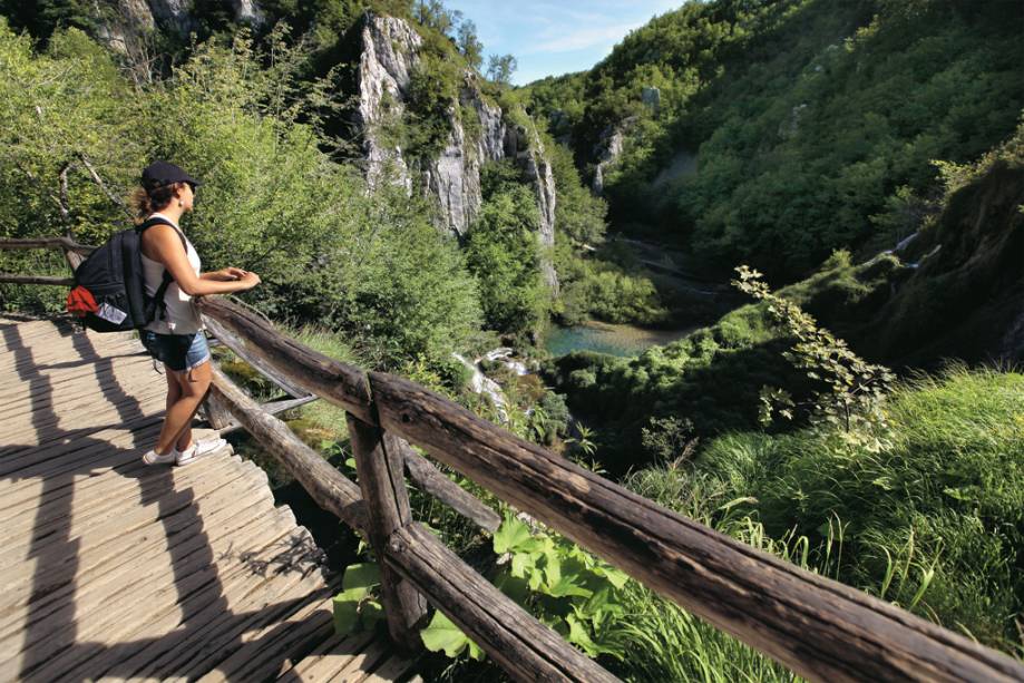 Turistas praticam canyoning em Cachoeira Cassorova, Brotas (SP).  O acesso é fácil: são dez minutos para descer uma escada íngreme e bem estruturada.