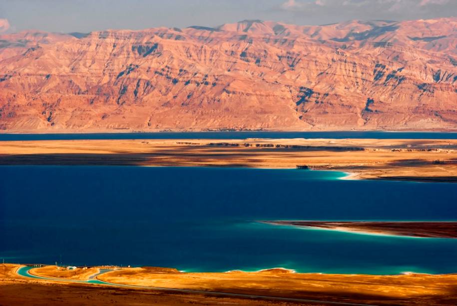 O Mar Morto entre Israel e Jordânia é a depressão terrestre mais profunda do planeta.  Planos de gestão mal elaborados para a Jordânia ajudaram a reduzir sua área
