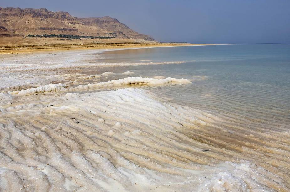 A alta salinidade do Mar Morto impede que a vida se despeje na água