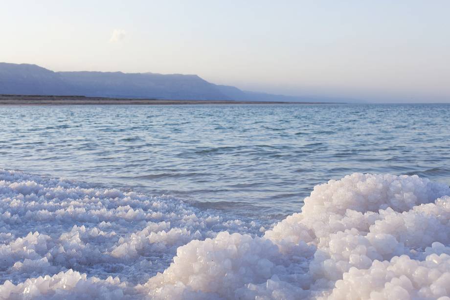 Em alguns lugares, o sal acumulado no Mar Morto parece uma paisagem de neve