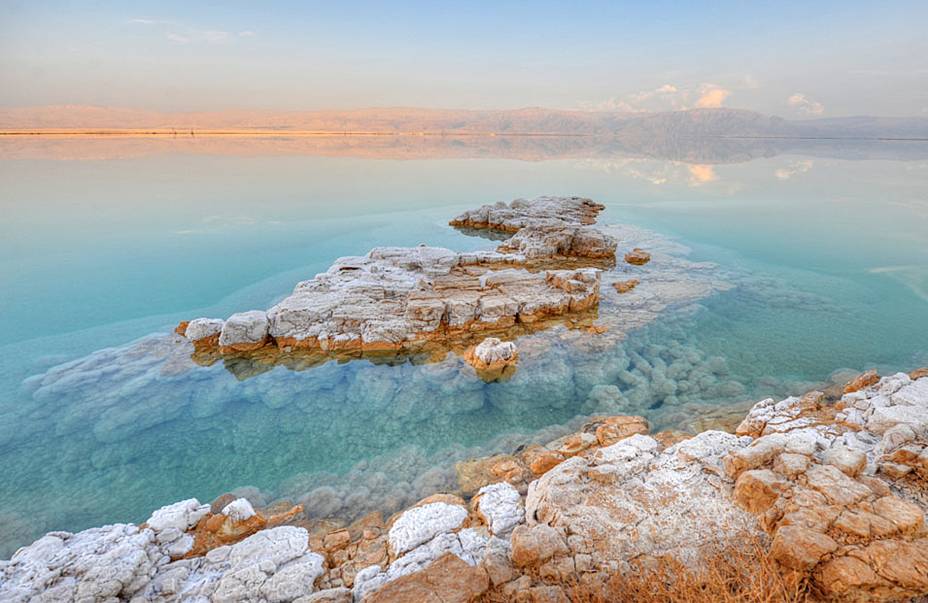 Apesar da aparência de uma lagoa, o Mar Morto tem dimensões continentais: tem 60 quilômetros de comprimento, 15 quilômetros de largura e 306 metros de profundidade em seu ponto mais profundo.