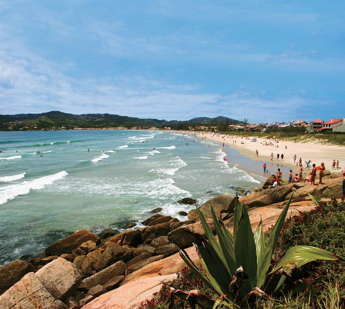 A praia central de Garopaba tem mar calmo e areia agitada, ideal para caminhadas e futebol no final da tarde.