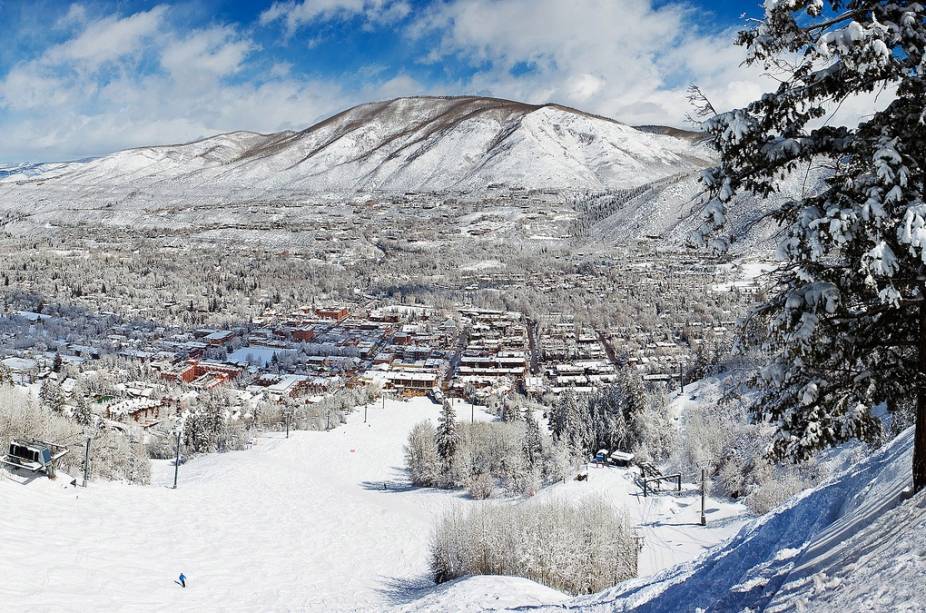 Visão geral da região de Aspen.  O inverno é a melhor época para visitar devido aos esportes.  No entanto, a área também oferece boas oportunidades para quem a visita em outras épocas do ano.