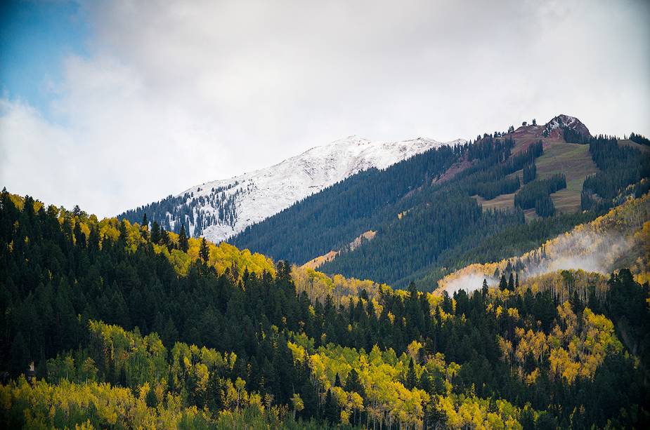 A melhor maneira de chegar a Aspen é saindo do Aeroporto Internacional de Denver e dirigindo por uma rodovia com vista para a montanha.