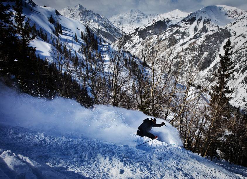 A área de esqui, a 350 km de Denver, capital do Colorado, é cada vez mais procurada pelos brasileiros.  Aspen Highlands, uma das quatro estações do local, tem 5 elevadores, 118 trilhas para caminhadas e 1100 metros de ganho de elevação