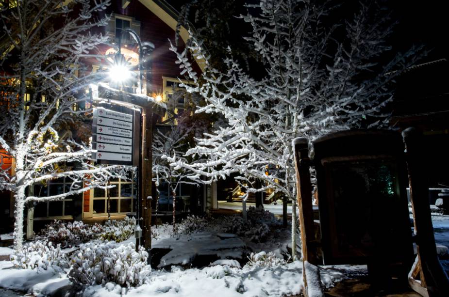 A infraestrutura hoteleira, de serviços e alimentação está concentrada na cidade de Aspen e na vila de Snowmass, a cerca de 20 quilômetros do resort