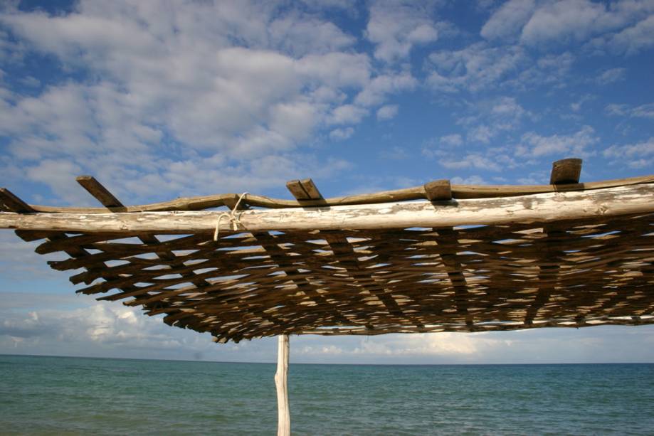 Cobertura de pérgula na barra do Cauim na Praia dos Coqueiros, caracterizada pela sequência de cinco cabanas de praia colados juntos