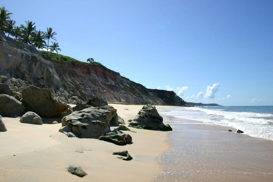 Praia do Rio da Barra, boa faixa de areia para caminhadas, mar calmo e paisagens impressionantes
