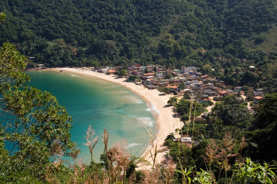 Praia Provetá é a segunda vila mais populosa da ilha depois da Vila do Abraão e congrega uma comunidade evangélica.  Os 500 metros de areia amarelada e o mar calmo costumam não receber turistas