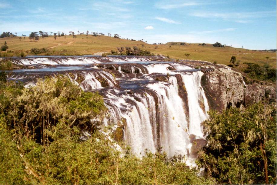 Cachoeira dos Venâncios é uma série de cinco cachoeiras do Rio Camisa