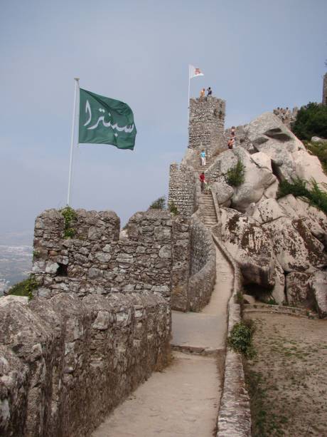 O castelo mouro foi construído entre os séculos 9 e 10 durante a ocupação árabe