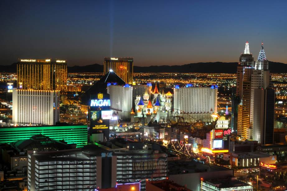 Localizada no meio do deserto de Nevada, Las Vegas atrai visitantes com inúmeras opções de entretenimento